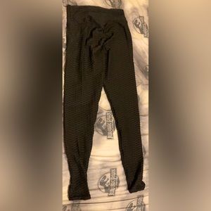 Black Scrunch booty lifting leggings. Size L